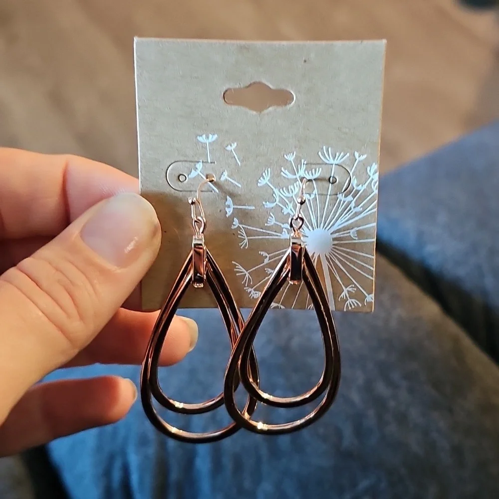 Womens Long Gold Earing Set!! Nwts!!